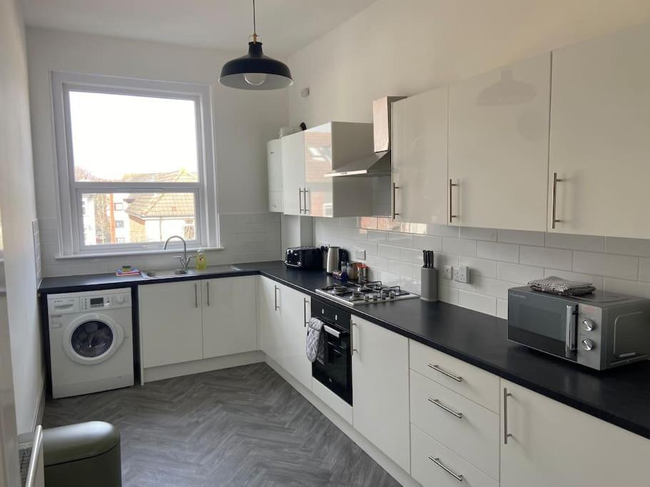 Large Boutique Self Catering Southsea Holiday Flat Портсмът Екстериор снимка